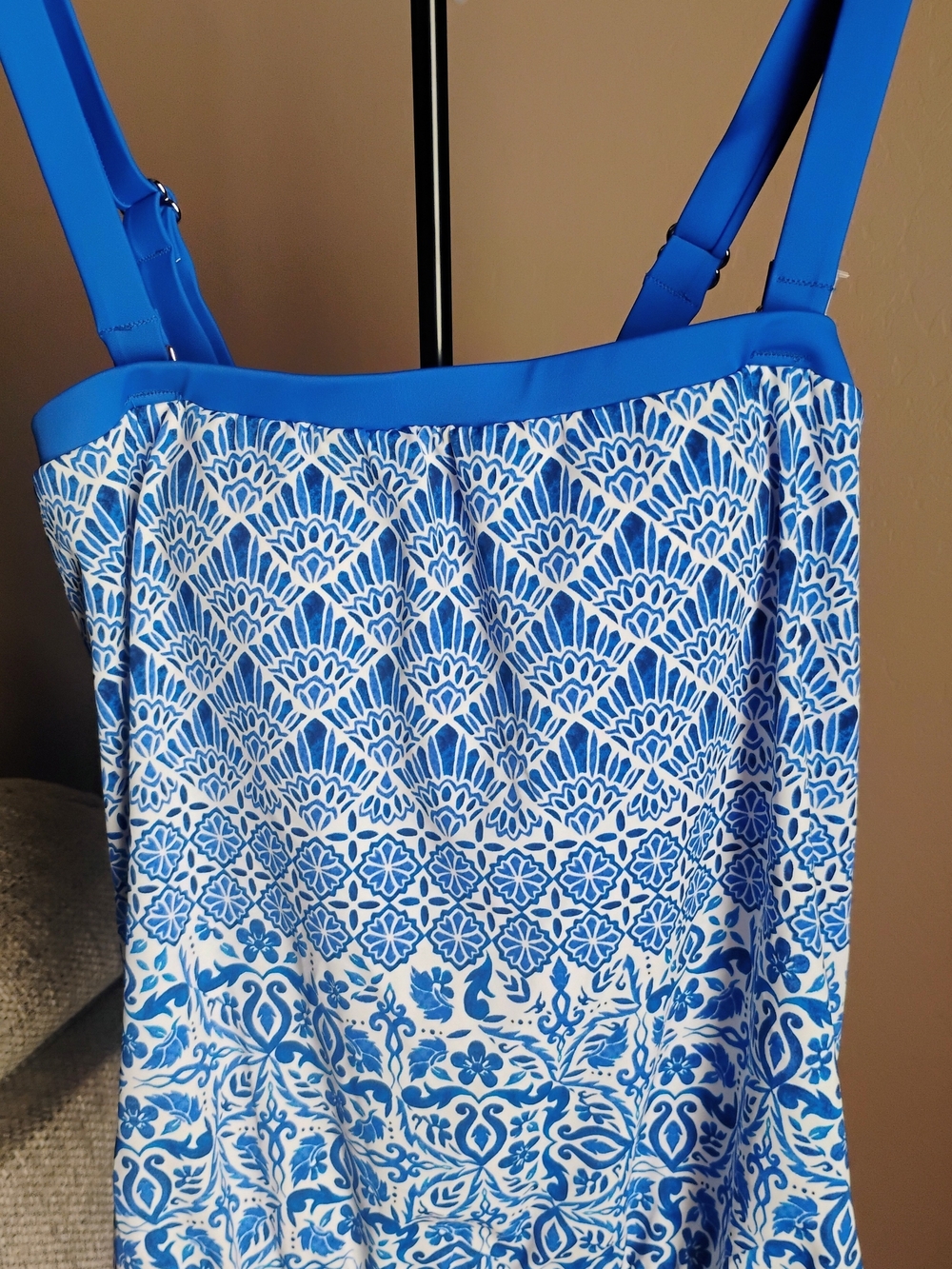 Maxine of Hollywood Size 8 Blue and White Printed Tankini Top